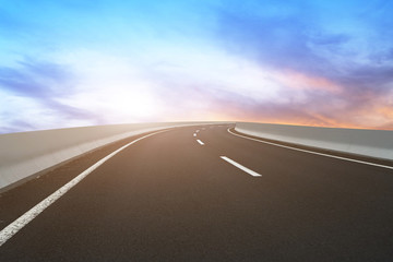 天空云彩和道路交通
