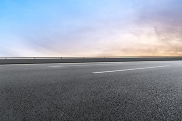 天空云彩和道路交通