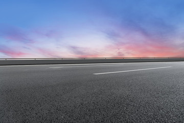天空云彩和瀝青高速公路