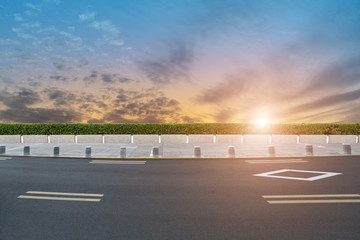城市道路和天空云彩