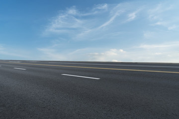 公路道路和天空云彩