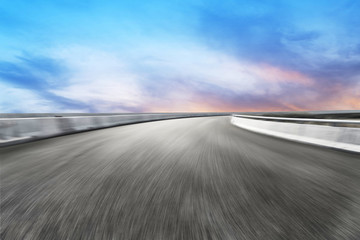 公路路面和天空云彩景觀
