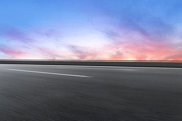 城市道路和天空云彩景觀