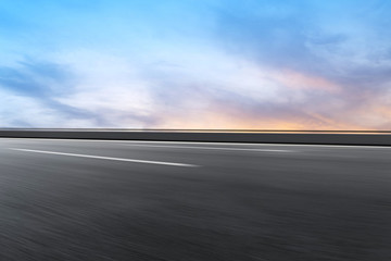 城市道路和天空云彩景觀