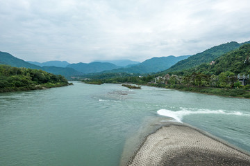 中國(guó)四川都江堰的河面與河岸
