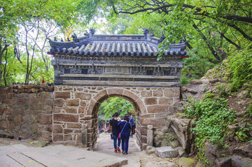千山古剎龍泉寺金輪永鎮(zhèn)山門(mén)