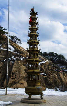 千山龙泉寺华藏世界九层塔式香炉