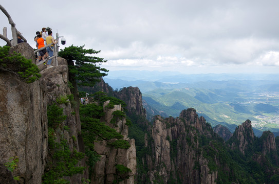 冊(cè)高人為峰