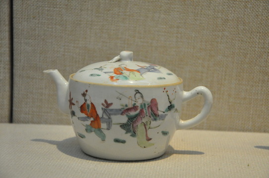 彩瓷茶壺