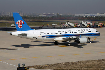 機(jī)場(chǎng)施工南航飛機(jī)滑行