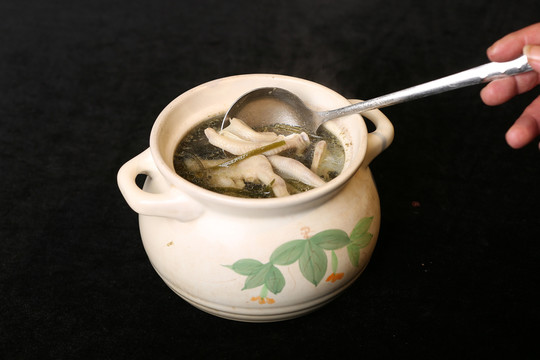 瓦罐煲鴨掌