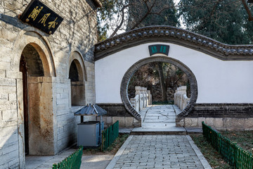 偶園內(nèi)的園林月亮門石橋古建筑