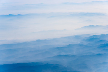 萬米高空航拍連綿的山巒與云海