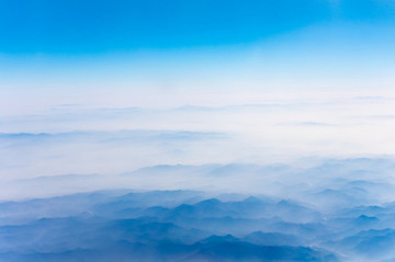 萬米高空航拍連綿的山巒與云海