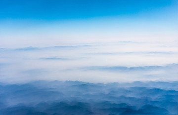 萬米高空航拍連綿的山巒與云海