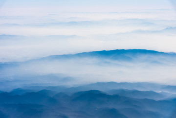 萬米高空航拍連綿的山巒與云海