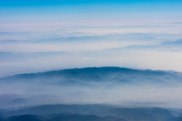 萬米高空航拍連綿的山巒與云海