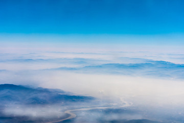 萬米高空航拍連綿的山巒與云海