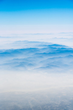 萬米高空航拍連綿的山巒與云海