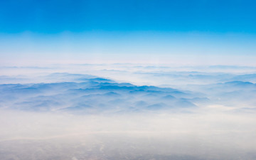 萬米高空航拍連綿的山巒與云海