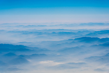 萬(wàn)米高空航拍連綿的山巒與云海