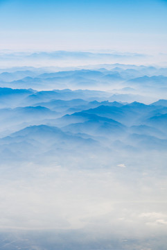 萬米高空航拍連綿的山巒與云海