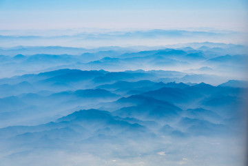 萬米高空航拍連綿的山巒與云海