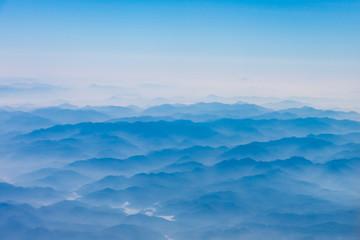 萬米高空航拍連綿的山巒與云海