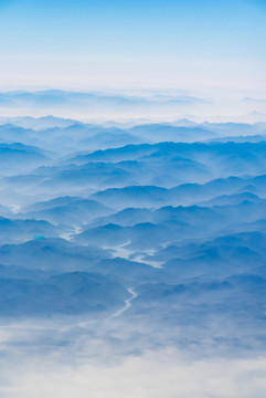 萬米高空航拍連綿的山巒與云海
