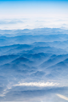 萬米高空航拍連綿的山巒與云海
