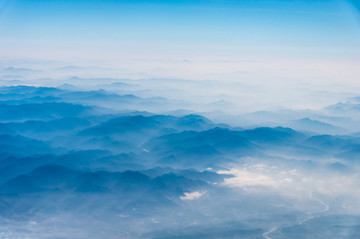 萬米高空航拍連綿的山巒與云海
