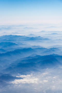 萬米高空航拍連綿的山巒與云海