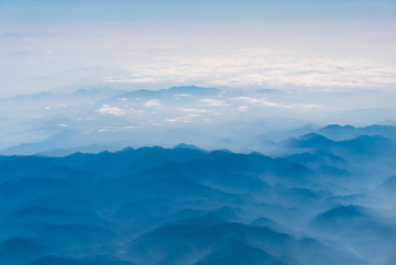 萬米高空航拍連綿的山巒與云海