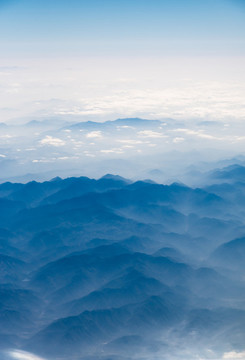 萬米高空航拍連綿的山巒與云海