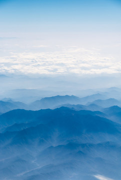 萬米高空航拍連綿的山巒與云海