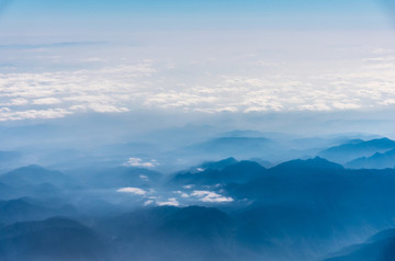 萬米高空航拍連綿的山巒與云海