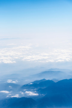萬米高空航拍連綿的山巒與云海