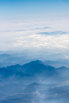 萬米高空航拍連綿的山巒與云海