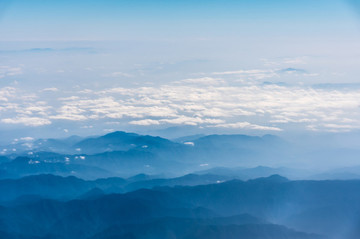 萬米高空航拍連綿的山巒與云海