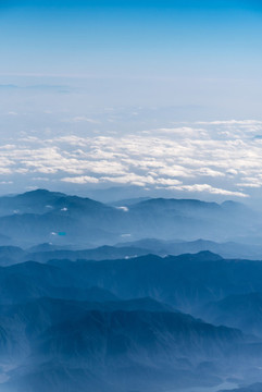萬(wàn)米高空航拍連綿的山巒與云海