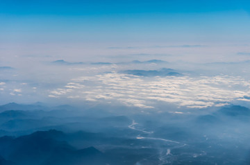 萬米高空航拍連綿的山巒與云海