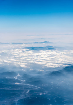 萬米高空航拍連綿的山巒與云海