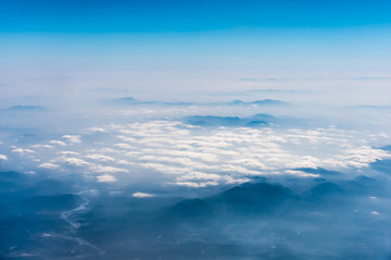 萬米高空航拍連綿的山巒與云海