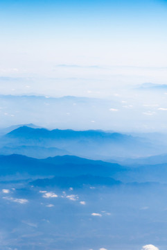 萬米高空航拍連綿的山巒與云海