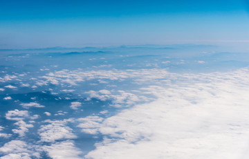 萬米高空航拍連綿的山巒與云海