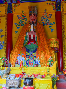 寺廟里的玉皇大帝雕塑
