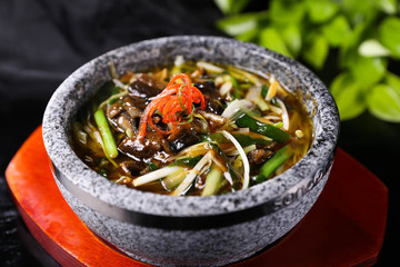 石鍋響油鱔絲