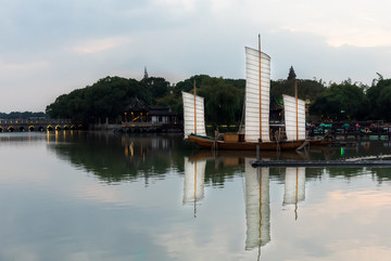 周莊古鎮(zhèn)南湖湖面的帆船