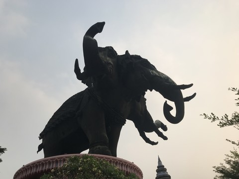 泰國(guó)三頭像仰視