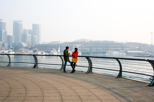 海邊的男女